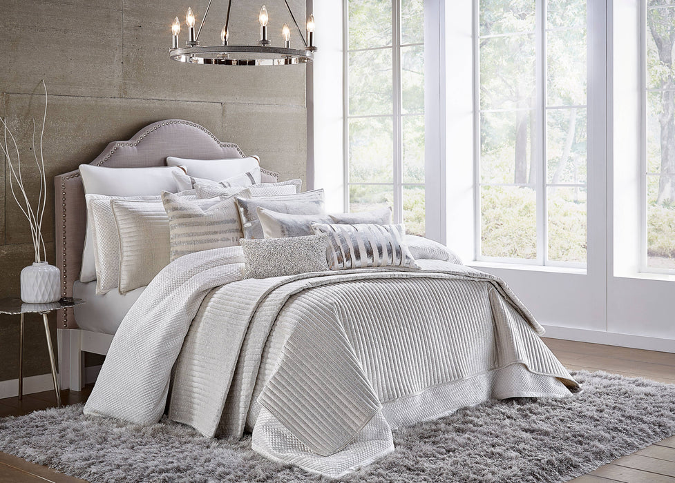 Maya White and Silver Quilt Set: King